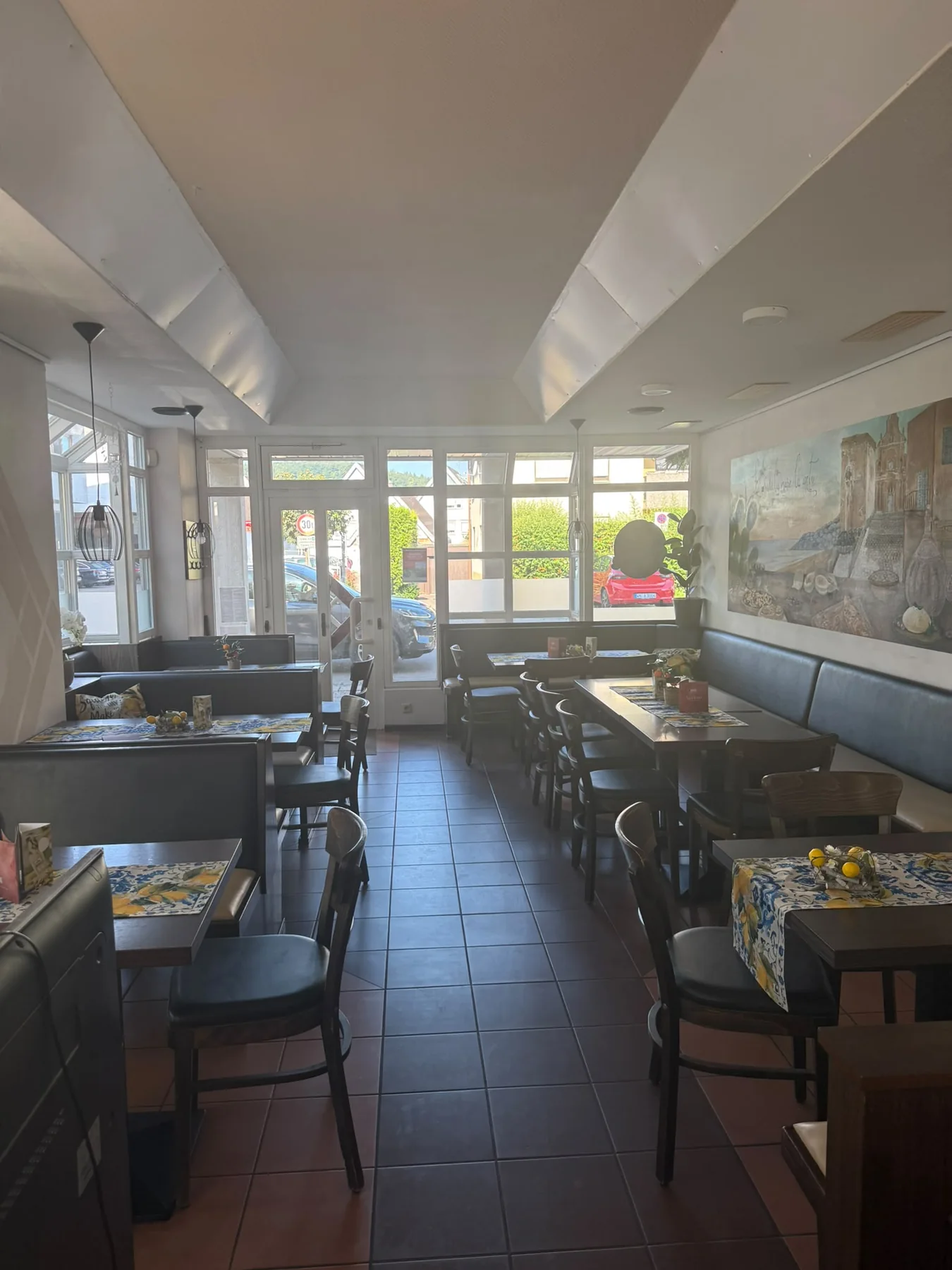 Innenbereich des Volapük Bistro mit Tischen und Sitzplätzen
